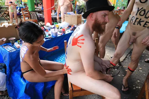 CFNM nude body painting