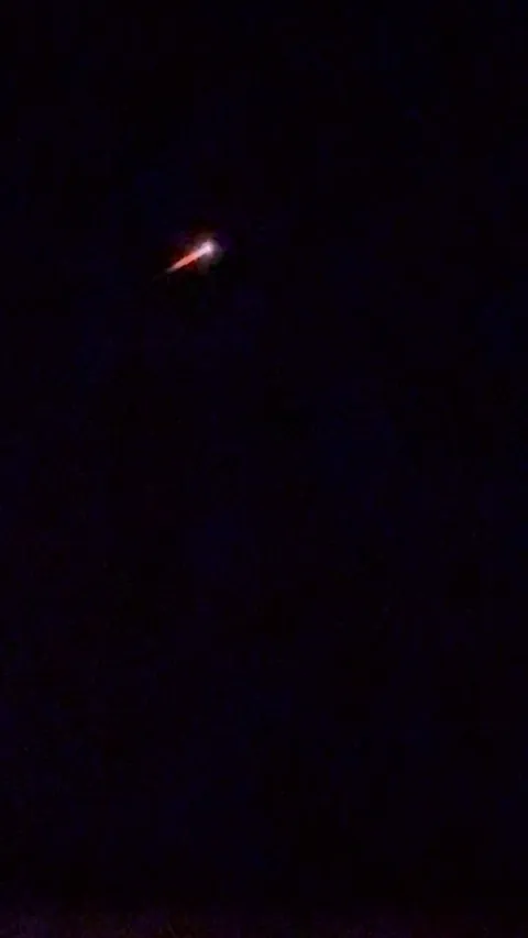 Any idea what this is? Seen on Feb 19, 2926 at 8:48 PM over Lake Placid, Florida