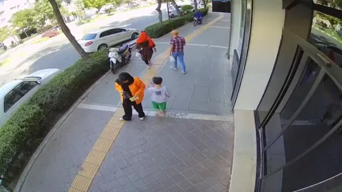 Professional arrest of a purse-snatcher in 10 seconds by an undercover cop in Mashhad