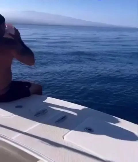 A man who blows into a conch shell in Hawaii gets a response he’ll never forget !