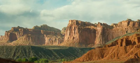 The incredible sandstone cliffs of Capitol Reef NP, UT [OC] (7728 X 3510)