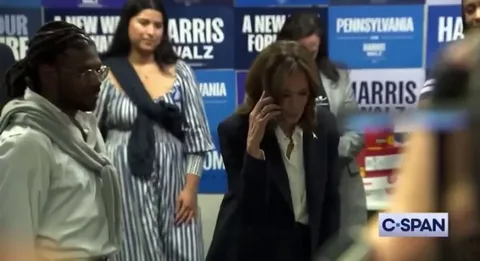 Kamala Harris pretends to have a phone call with a voter. Unfortunately it shows she only opened her camera app.