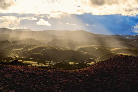 In 10 years of photography and hiking, I've never seen light like this. It's not even the famous view. Painted Hills, Oregon. [OC] [2048x1366]