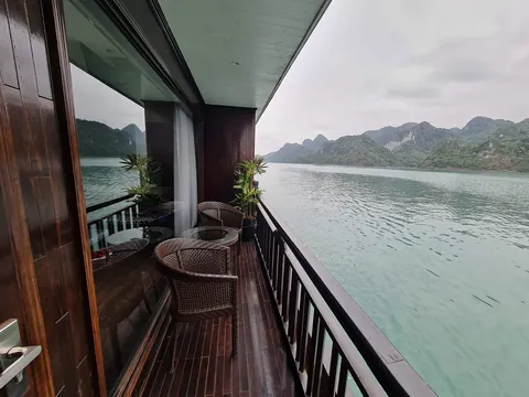 a cozy cruise ship room I stayed in HaLong Bay, Vietnam 🇻🇳
