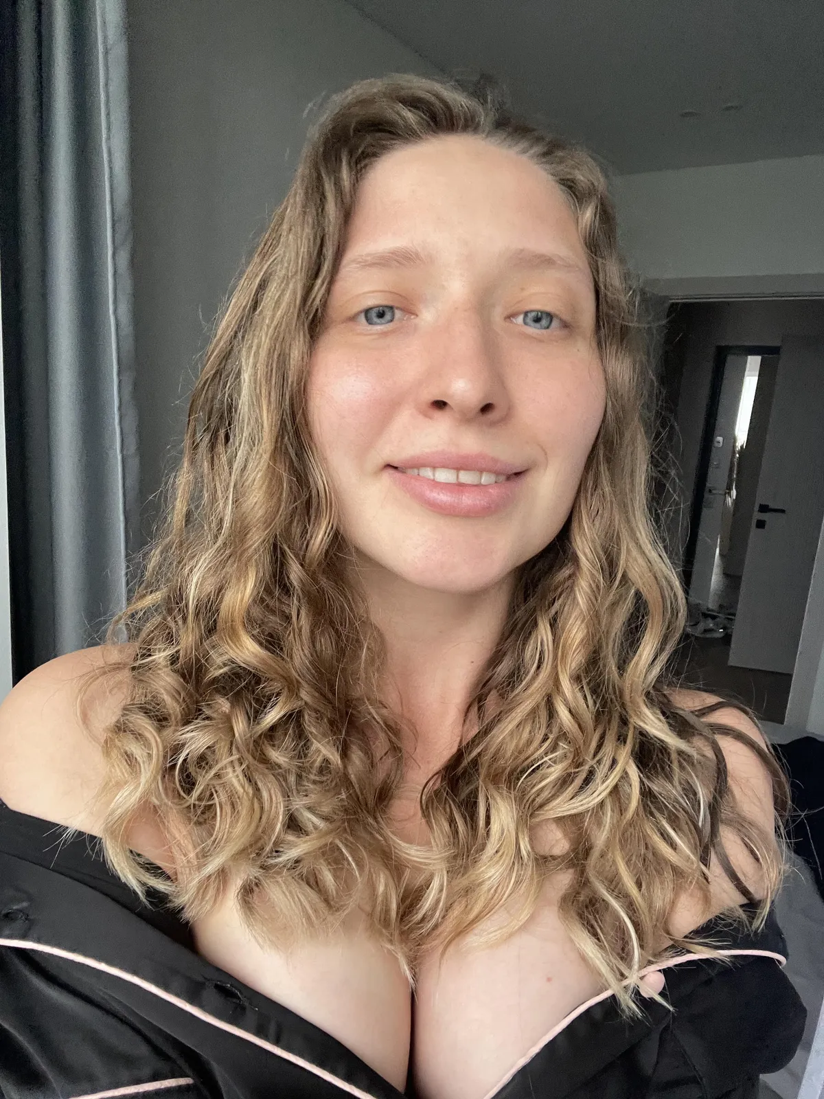 Natural curls, freckles and berries