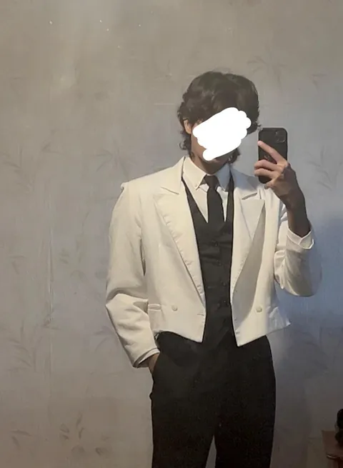 Is this a women’s blazer or a cropped one?