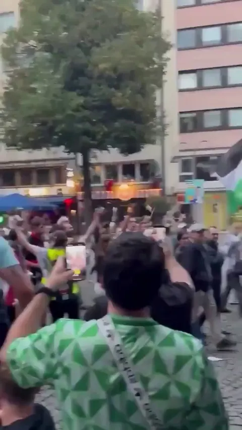 Northern Ireland fans in Köln chanting towards a Pali-Protest: "you can stick your Palestine up your hole"