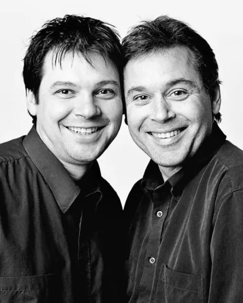 Photographer François Brunelle spent 20 years documenting unrelated strangers who look exactly like twins.