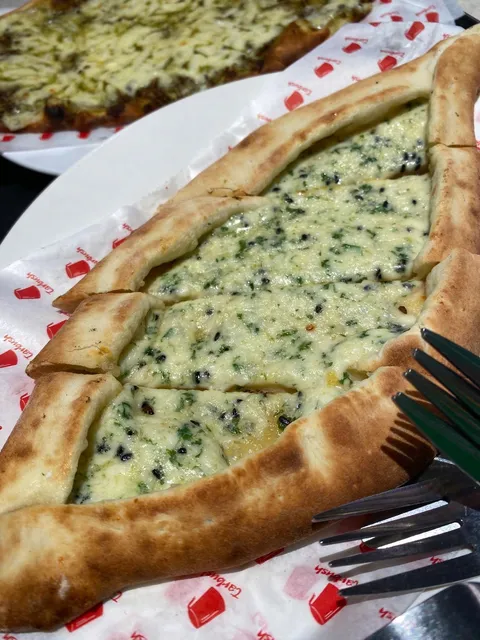 [i ate]This is the pizza I had in Kuala Lumpur, with olives and cheese inside. It tasted really good.