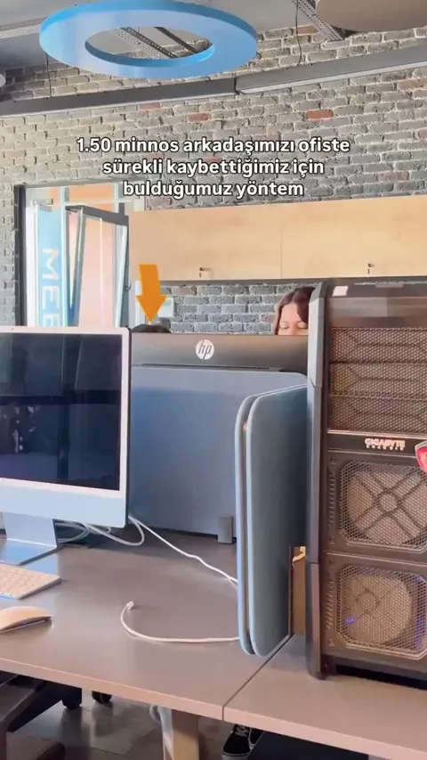 Office solution for constantly losing track of a 150 cm colleague