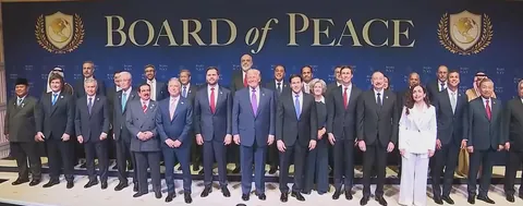 So much for the bromance? Orban Viktor, the only EU prime minister present, pushed to the edge in Board of Peace group photo and he is barely visible