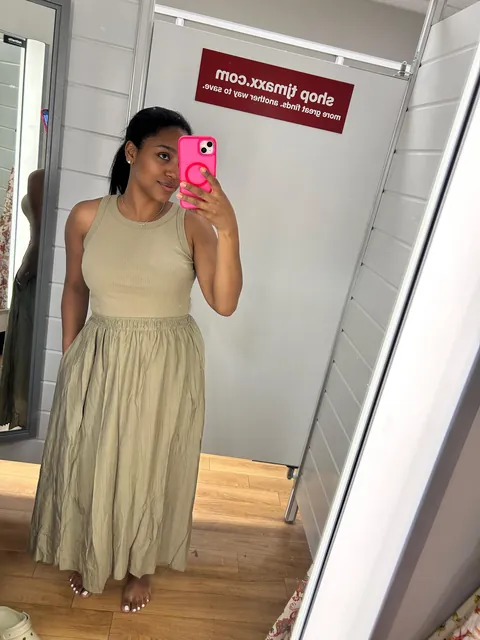 Which dress that looks good on me?