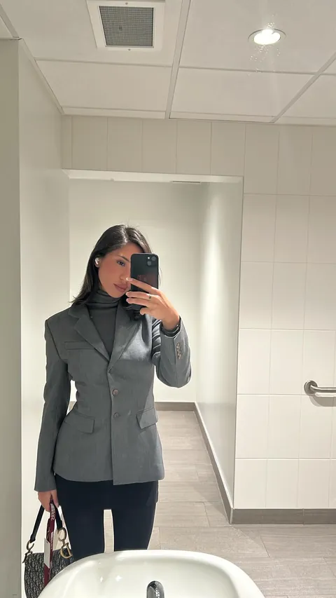 Just lost my job.. Here are some of my favourite work fits as a reminder that some places rlly don’t deserve you ♥️