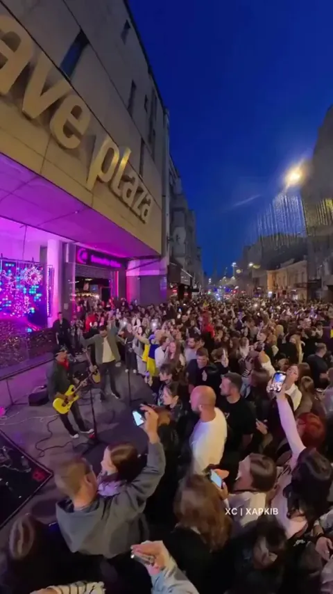 During their Independence Day, people in Kharkiv, Ukraine, are ignoring the constant danger for one evening and just singing and partying together outside with a live band.