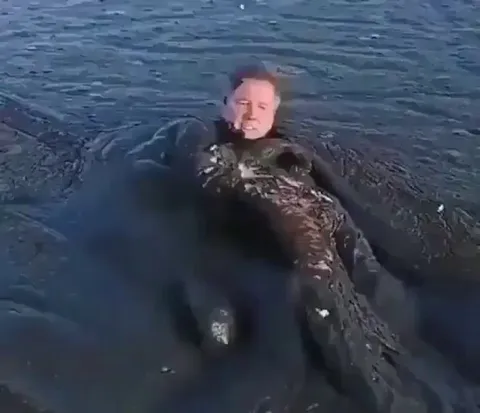 Wildlife photographer crawls through mud to rescue trapped eagle