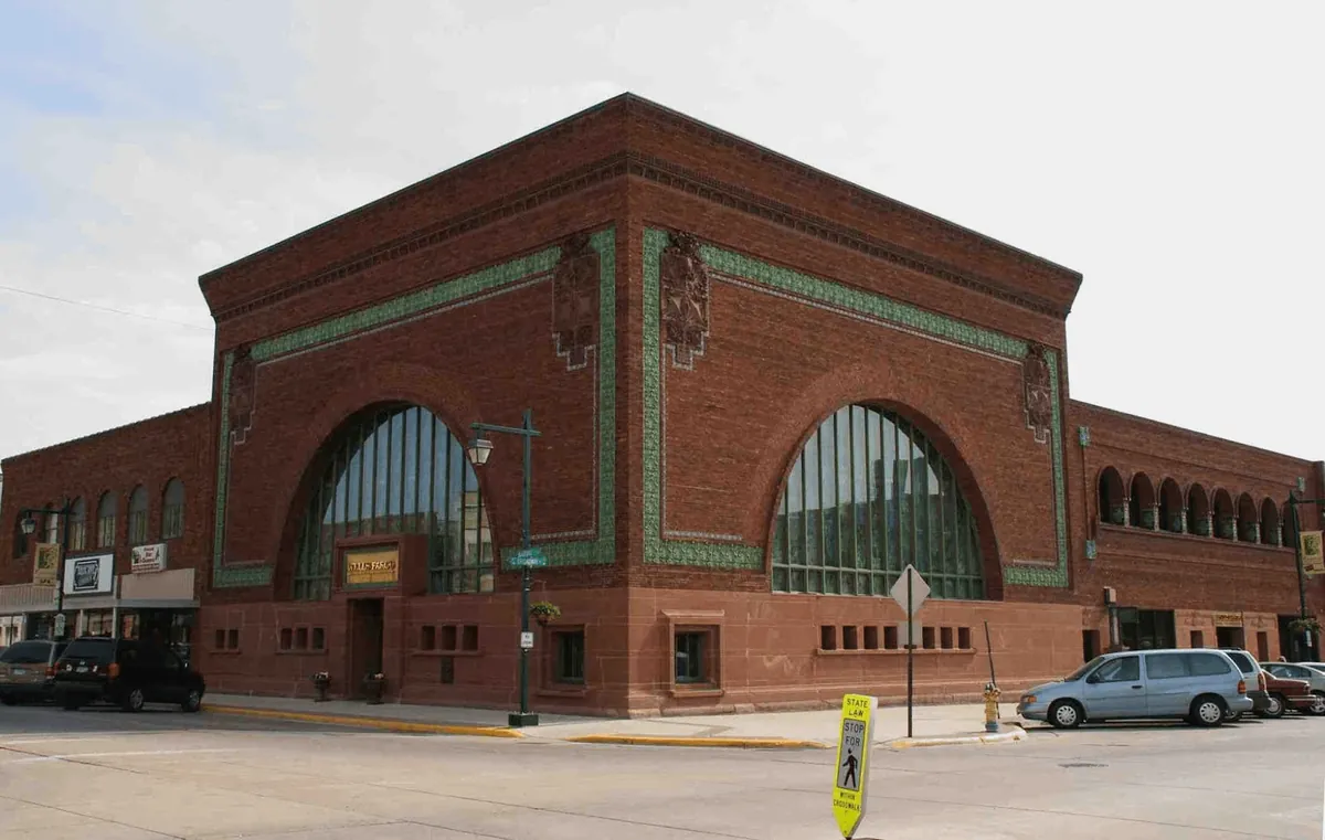 Some of Louis Sullivan's 'Jewelboxes', which are banks he designed in small towns the Midwest. Exterior | Interior. All of his banks still stand today!