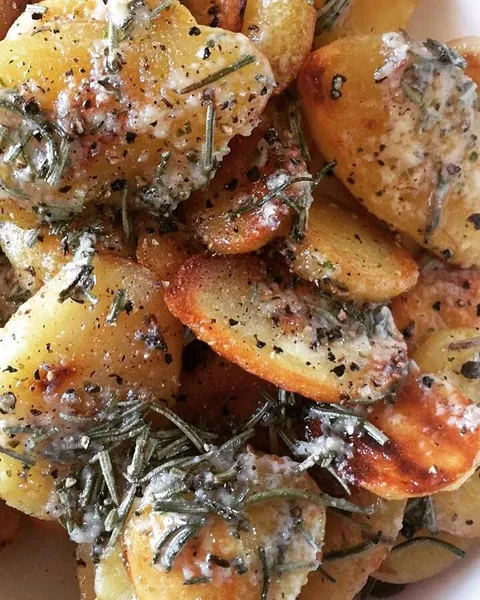 [Homemade] Crispy potatoes with rosemary and garlic butter.