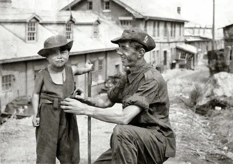On the night of January 2nd 1951,this soldier,from the Royal Ulster Rifles, was on patrol in Korea.Hearing a noise in front ,he crawled forward to investigate,and found a young Korean boy,naked and fast asleep. The men of the platoon christened the boy "Dirt Box". Photo a few days after being found.