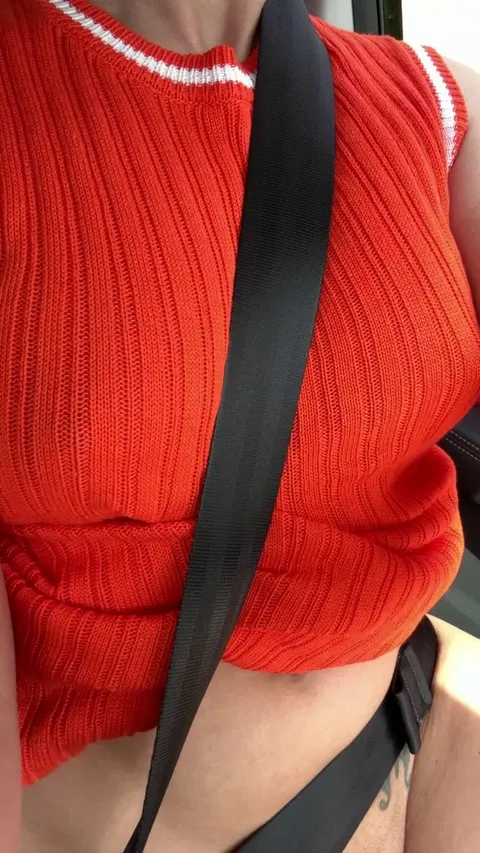 I love being naked so much, I can hardly go anywhere without flashing… [gif]