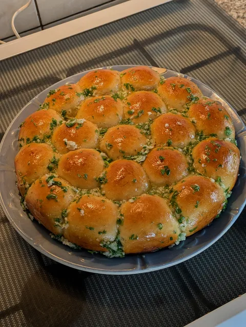 [homemade] garlic dinner rolls