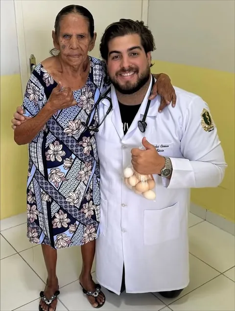 Douglas Ciríaco is a doctor from Ouro Branco in Alagoas, Brazil, known for treating patients without asking for payment. Many of those he helps come from remote areas with little access to medical care. Instead of money, they thank him with simple gifts like fruit, vegetables, eggs, or baked goods.