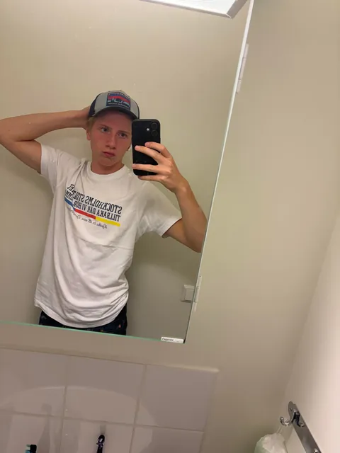 Who wants to fuck or suck a 18y twink xx