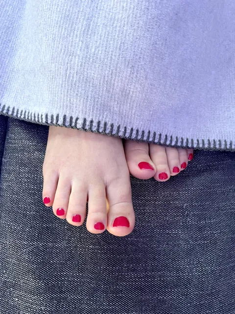 I hope you like my cute res toes 🥰?! 