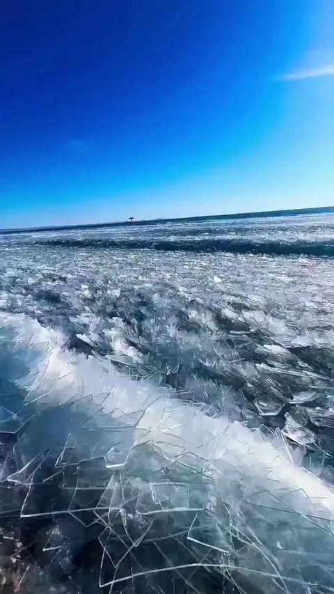 Hulun Lake, the largest in Inner Mongolia, is renowned for its spectacular “ice-racing” phenomenon