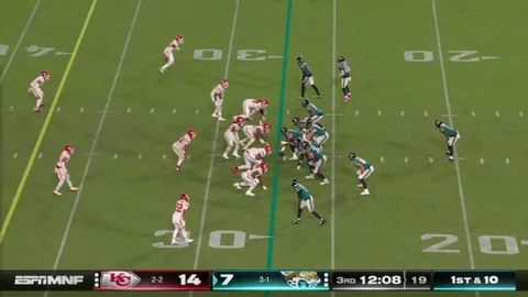 [Highlight] Trevor Lawrence delivers 44 yard pass to his CB1 Travis Hunter