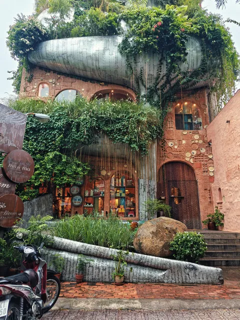 I passed by this restaurant in Saigon and had to stop just to stare.