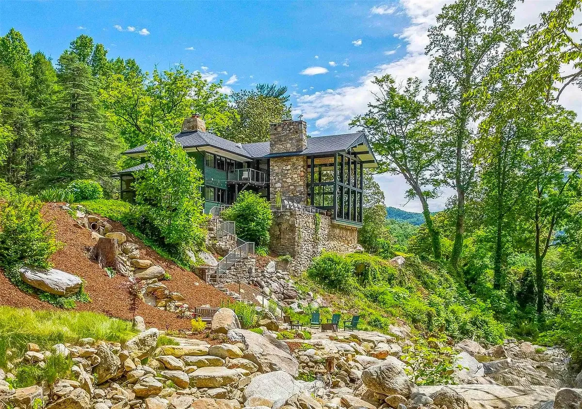 Secluded house (Lake Lure, North Carolina, US).