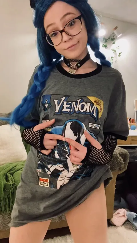 What kinda guy would want a dorky girl who still has a body like this in her thirties? 😖 [F]