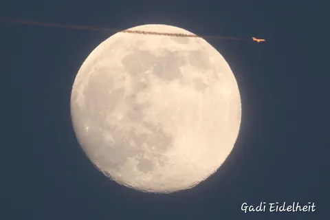Annoying airplane destroys a nice big moon photo