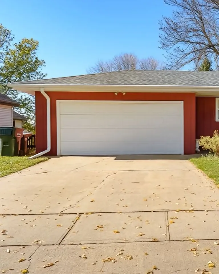 A WOMAN SPENT 27 YEARS PHOTOGRAPHING HER PARENTS WAVING HER GOODBYE 
