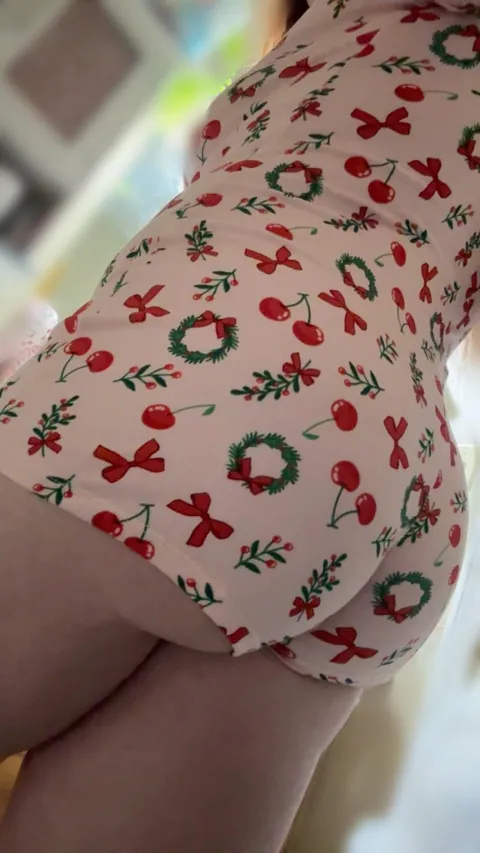 Just warming up for a very naughty December… 🍒🎄