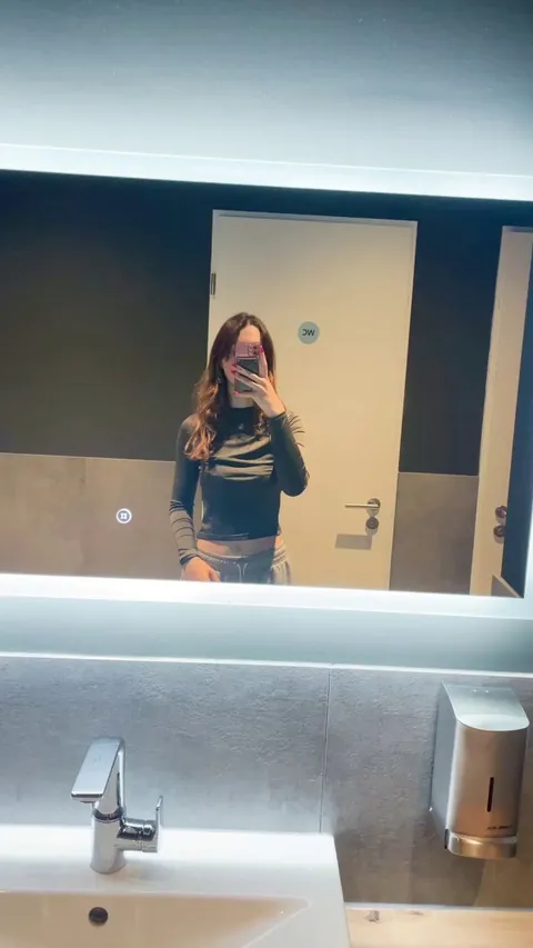 That time I got caught flashing my tits in the gym toilet for you 🙈💕