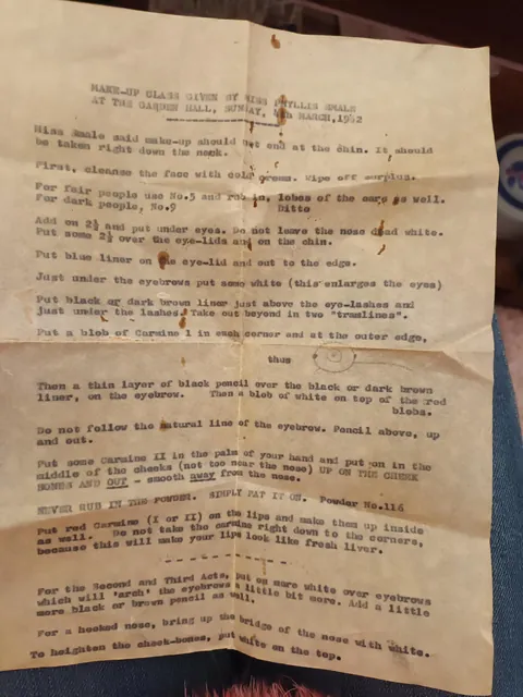 I bought a theatre make-up set from the late 1950/1960. I thought you guys would appreciate it as much as I do 🥰