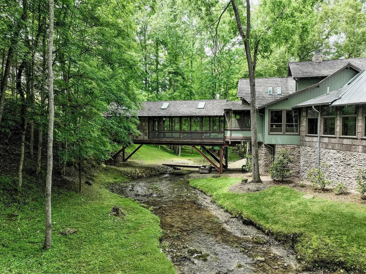 Estate with personal creek (Bluff City, Tennessee, US).