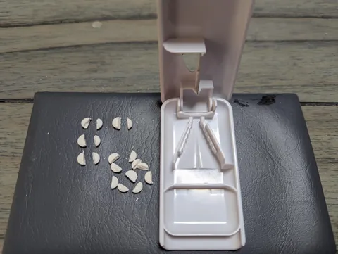 The pill cutter the pharmacy recommend me for cutting my pills in half is horrible