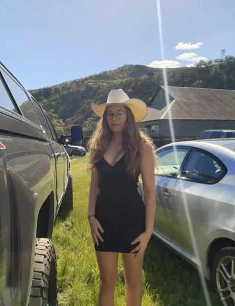 [35/21][MF4M][209, Cali] - Couple looking for M for MFM fun. Read below.