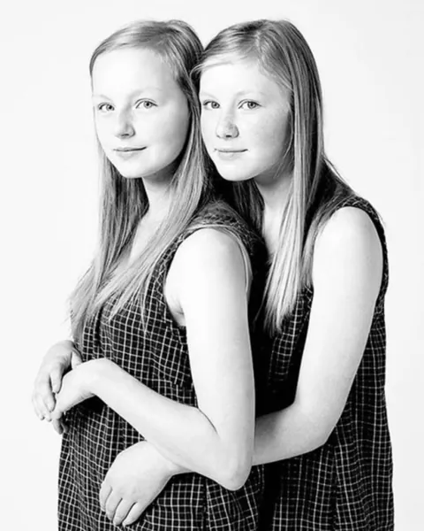 Photographer François Brunelle spent 20 years documenting unrelated strangers who look exactly like twins.
