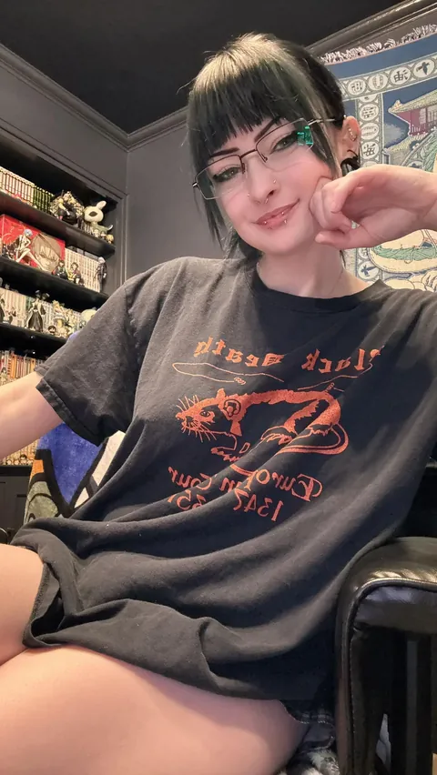 swipe for a nude version :3