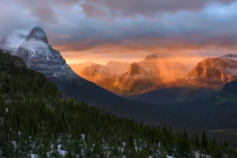 Sunrise at Glacier National Park [2000x1335] [OC]