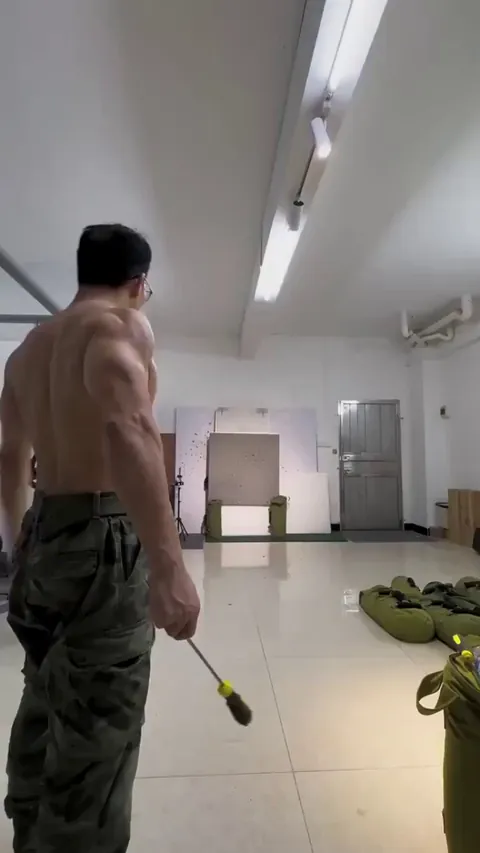 This guy throwing screwdrivers with impressive accuracy