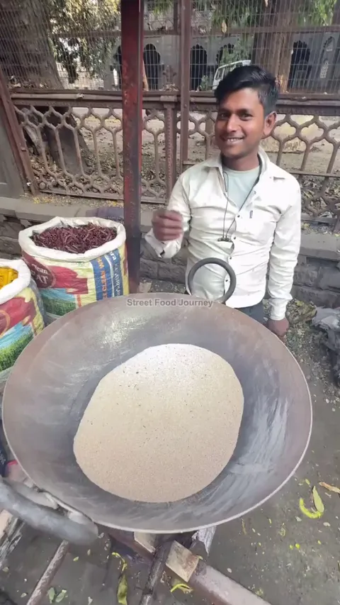 This guy cooks snacks using hot rock salt in a wok