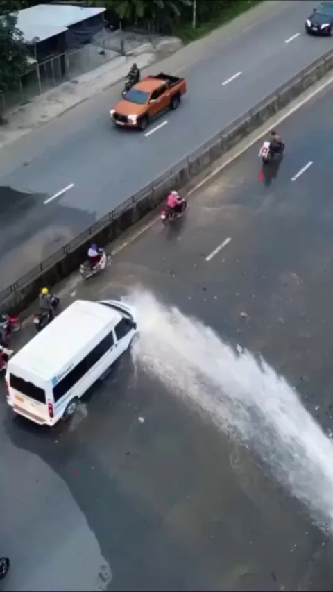 When a water pipe burst on a busy road in Vietnam, this truck driver parked his vehicle to shield passing drivers