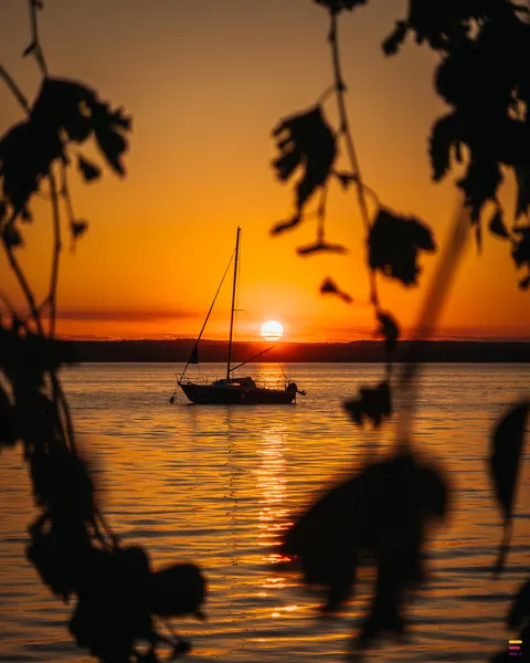 Sailing in to Sunset