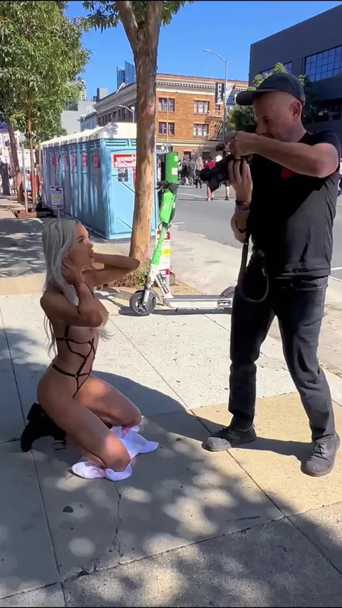 I love taking hot photos naked in public