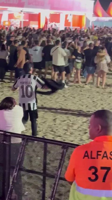 The scenes on Copacabana beach as Botafogo take the lead against PSG