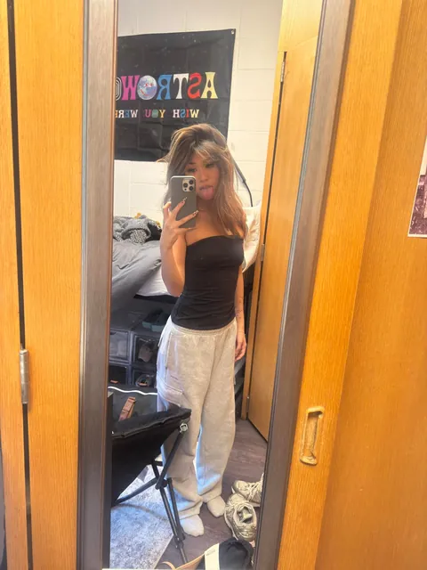 I took this rq in my friends dorm.. so that daddy could see😊